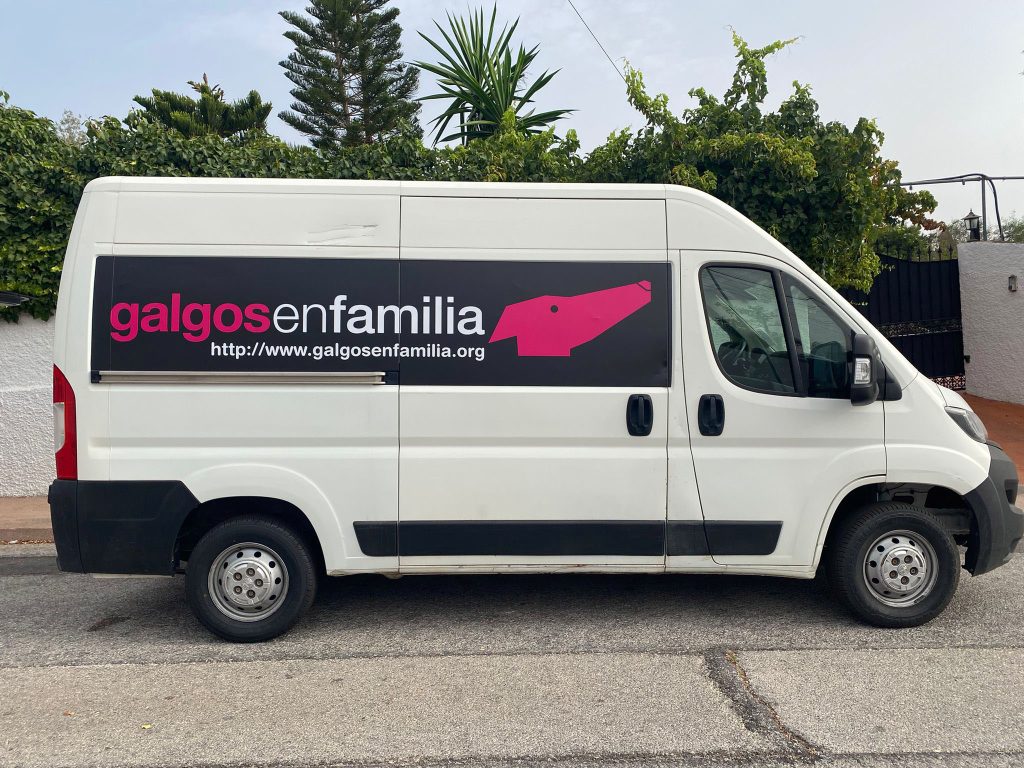 Rotulación Furgoneta Peugeot Boxer Galgos en Familia.