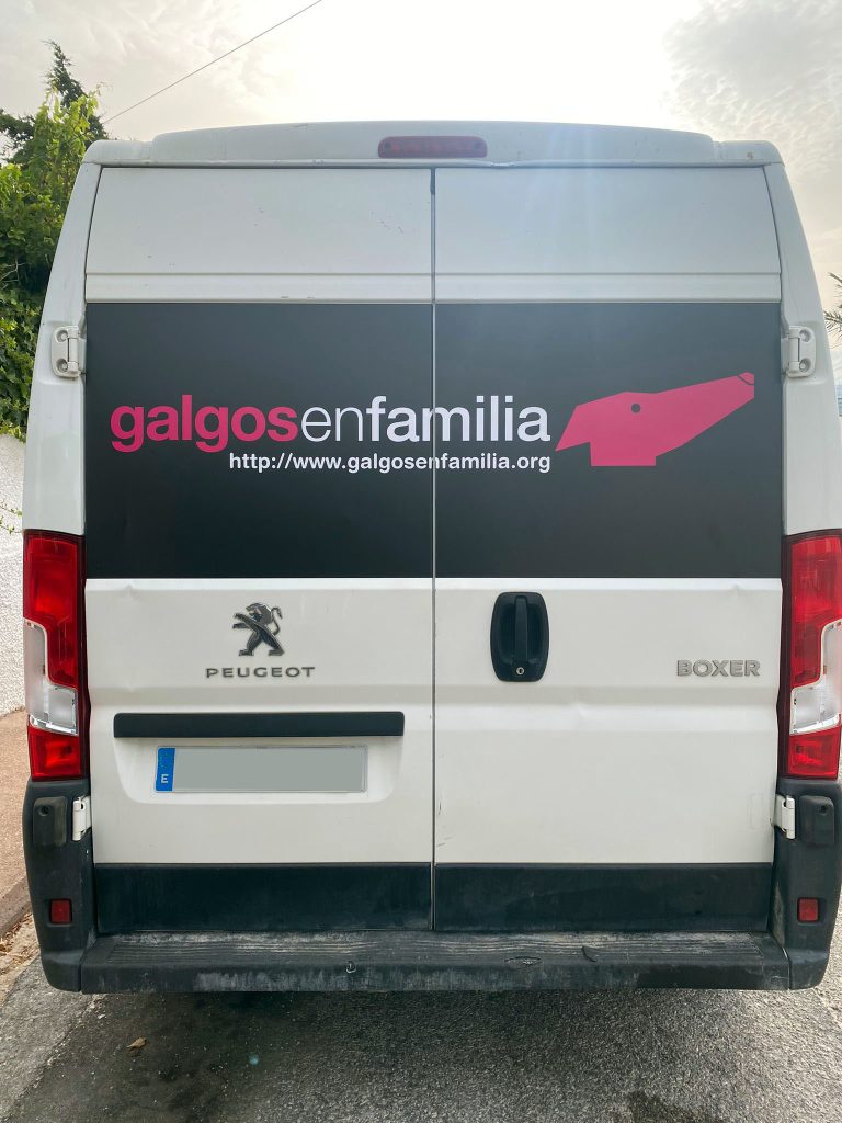 Rotulación Furgoneta Peugeot Boxer Galgos en Familia.